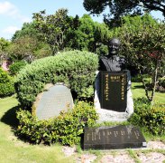 黎焕颐纪念碑：诗魂永驻，，，，，，岁月铭刻